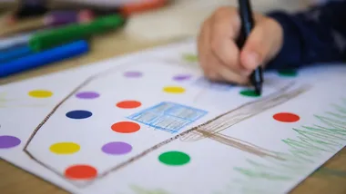 Jedna dziecięca ilustracja trafi na miejską kartkę. Jej autor włączy choinkę